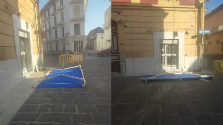 Tenda parasole cade in strada, paura in centro