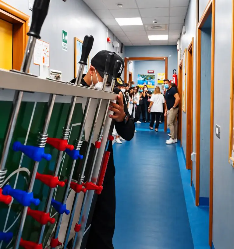 Geolier incontra i bambini dell’Oncologia pediatrica e regala un biliardino