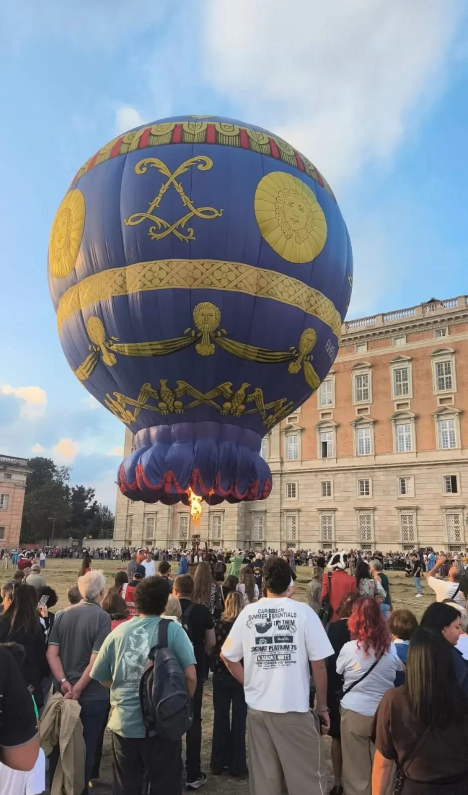 Mongolfiera settecentesca nel cortile della Reggia di Caserta