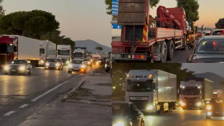 Protesta degli autotrasportatori: furgone in fiamme sul vialone
