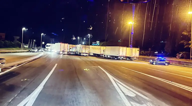 Caro carburante: la protesta si allarga, presidio degli autotrasportatori al casello autostradale