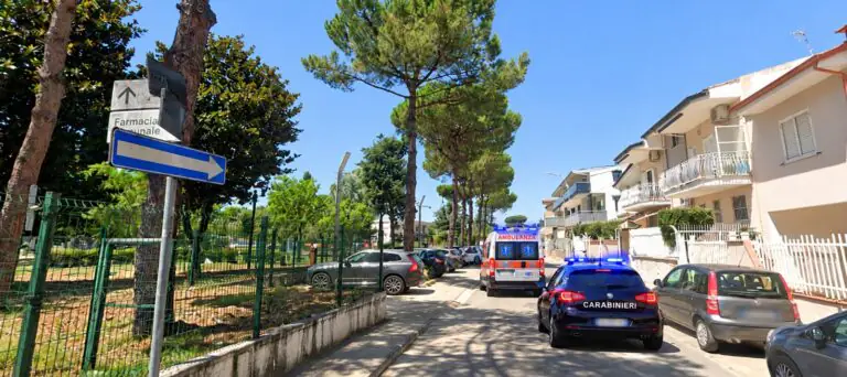 Parete, donna di 58 anni trovata con profonde ferite all’addome e ai polsi: soccorsa in via Nenni