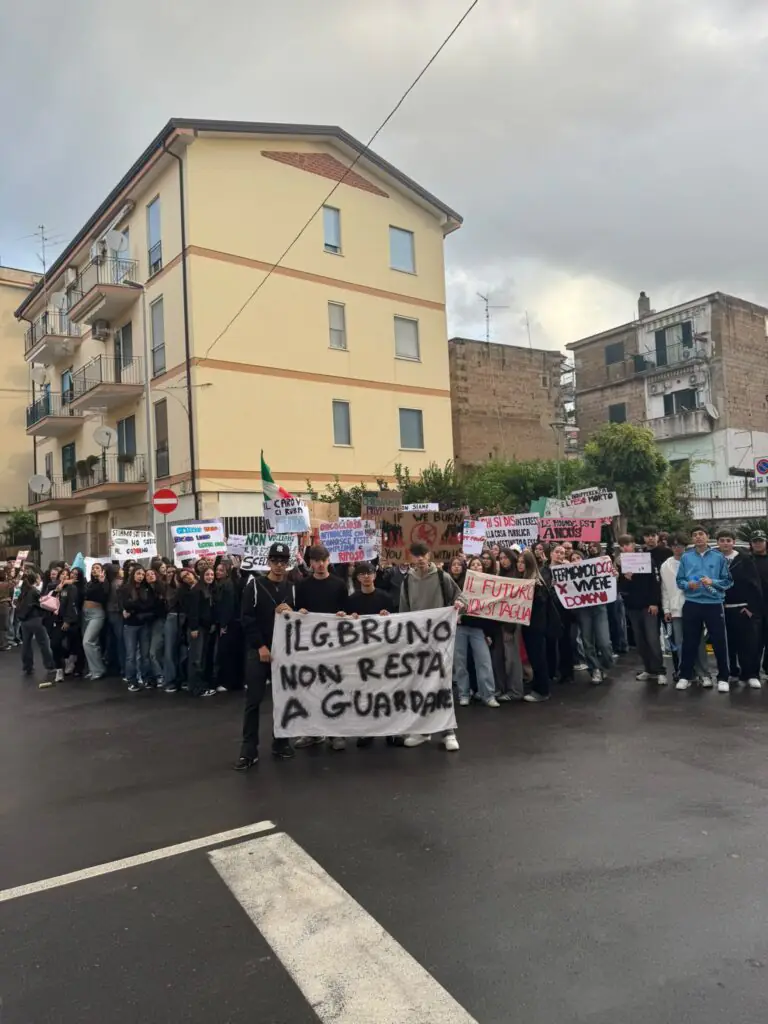 Maddaloni, gli studenti del Giordano Bruno in corteo: «Non restiamo a guardare»