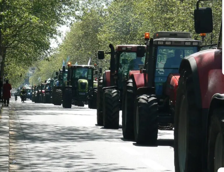 Agricoltori in protesta a Casal di Principe: trattori in strada e richiesta dello stato di crisi