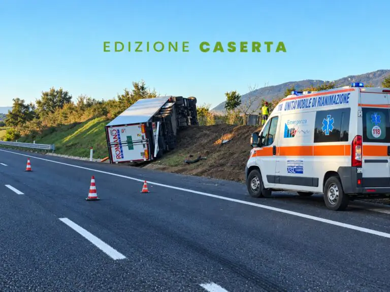 Tir sbanda e si schianta fuori strada, choc sull’A1