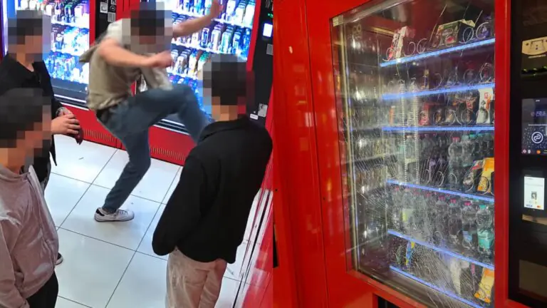 Vandali ancora in azione in centro: giovane danneggia distributore, proprietari esasperati