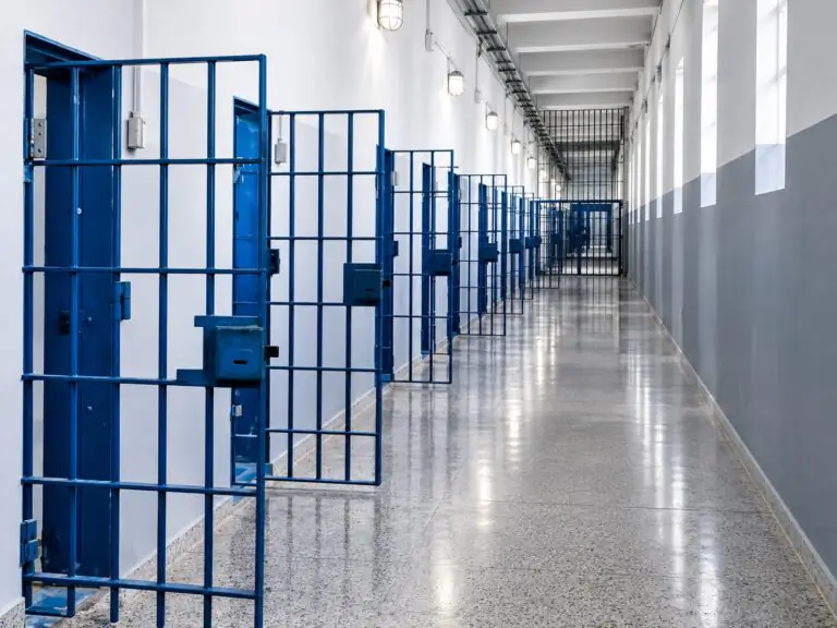 Droga nascosta in un contenitore per gas refrigerante, cambia la misura per l’indagato