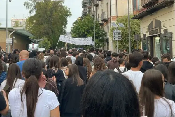 Corteo degli studenti e dei docenti del Mattei-Ferraris a Caserta per il futuro della sede di via Settembrini