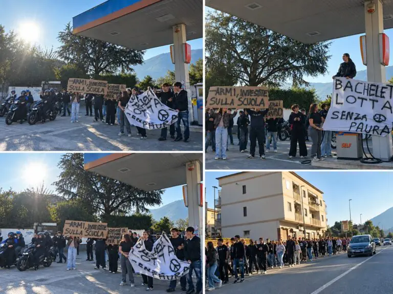 Studenti in corteo sull’Appia: petardi e slogan, la protesta arriva davanti al Comune