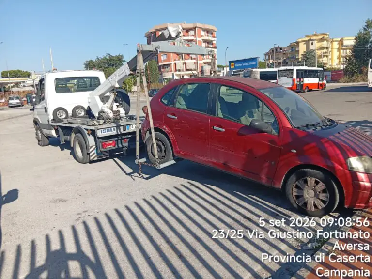 Venti rimozioni e 5mila euro di multa, stretta decisiva degli agenti