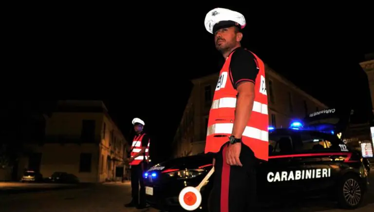 Controlli ad alto impatto: un uomo scappa dai domiciliari, altri trovati con banconote false e coltelli