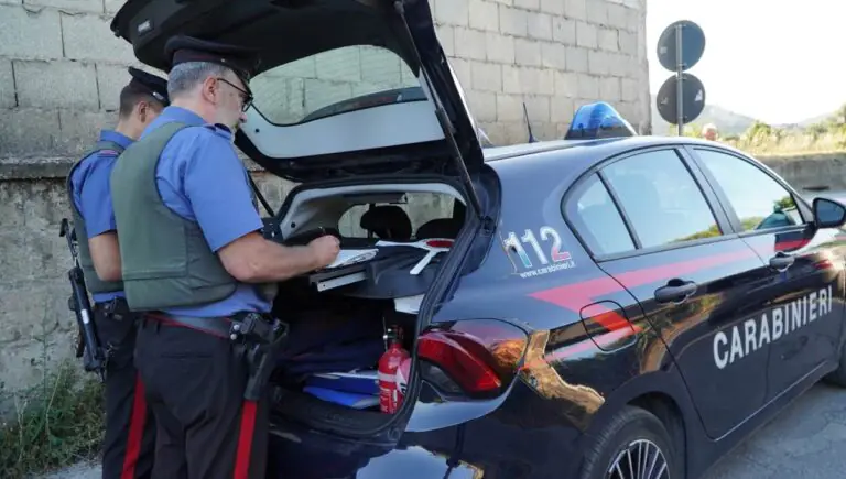Trasporta rifiuti e bombole di gas con Ape Car sequestrata, finisce in manette