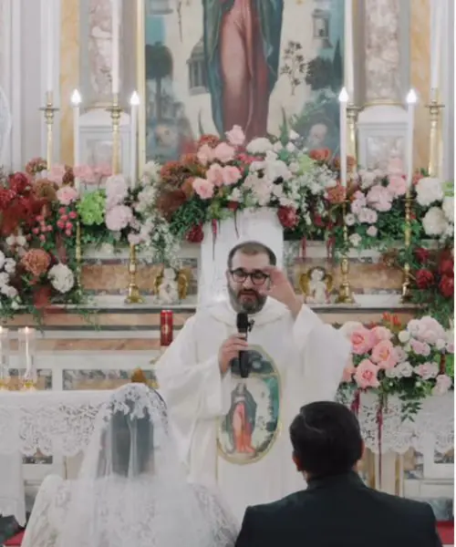 Don Francesco commuove e si commuove durante l'omelia agli sposi ida e benedetto