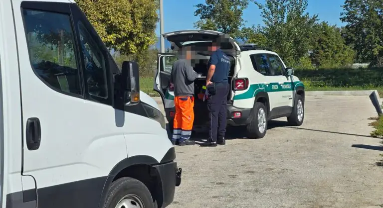 Blitz in 12 impianti di trattamento rifiuti. Fioccano multe in strada