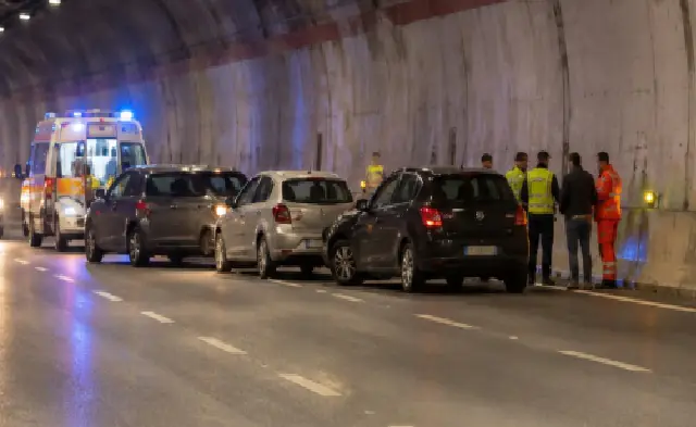 Schianto con feriti in galleria, traffico impazzito