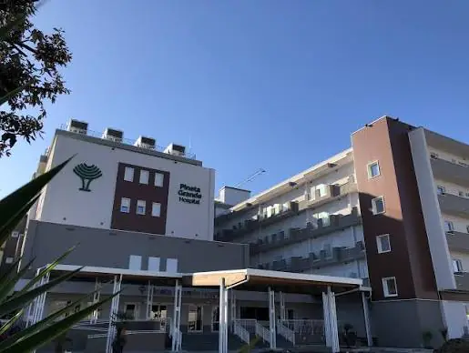 esterno dell'ospedale di castelvolturno dove è stato portato il minore accoltellato